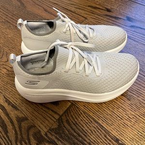 Women’s Grey/White Skecher Tennis Shoes 6.5 Like New